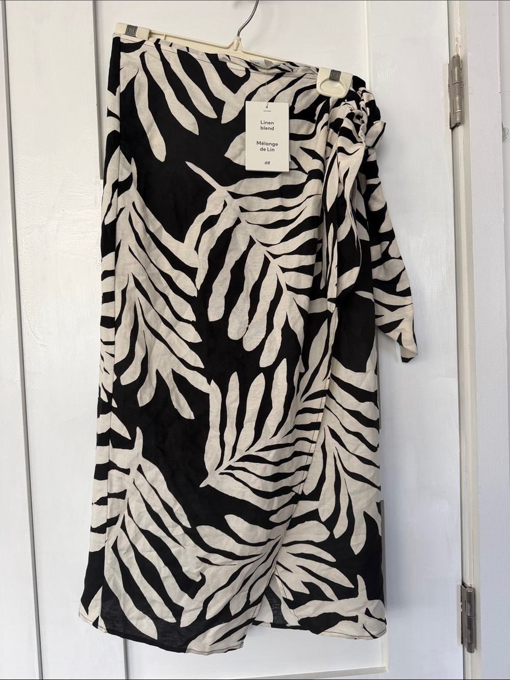H&M Black and White Leaf-Print Midi Skirt